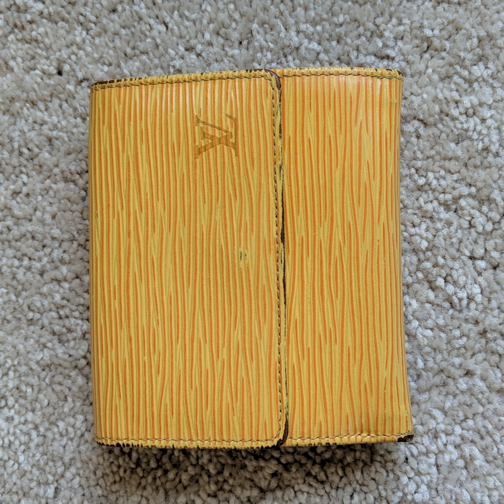 Louis Vuitton epi leather eallet
